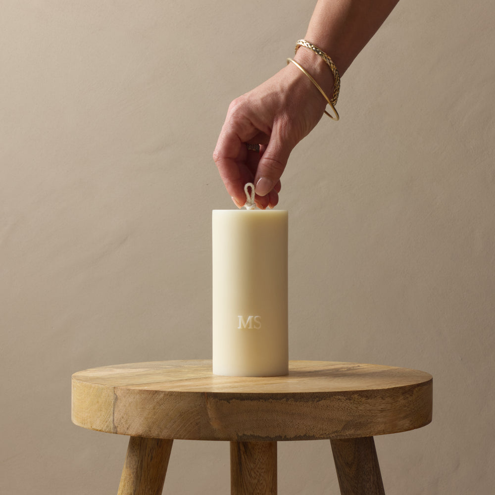 bougie, cierge, colonne IV, main de femme